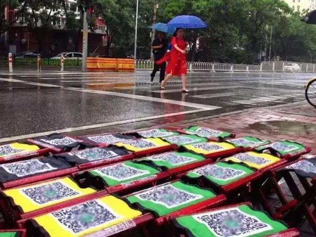 听说有人冒着北京暴雨搞了共享马扎，又是一次营销